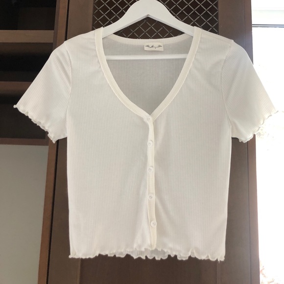 gaze Tops - ❤️ 3/$30 Gaze NWOT cream scalloped top